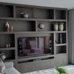 Wandkast met vakken en tv