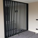 Room divider met bewegende lamellen