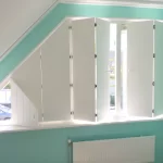 Binnenluiken onder schuin raam