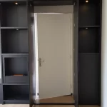 Wandkast met doorgang voor een deur