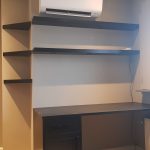 Bureau met wandplanken