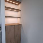 Wandkast in nis met planken
